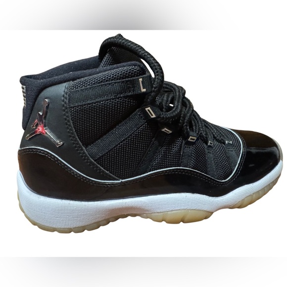 Jordan Kids Sneakers Black White Red - Picture 2 of 15